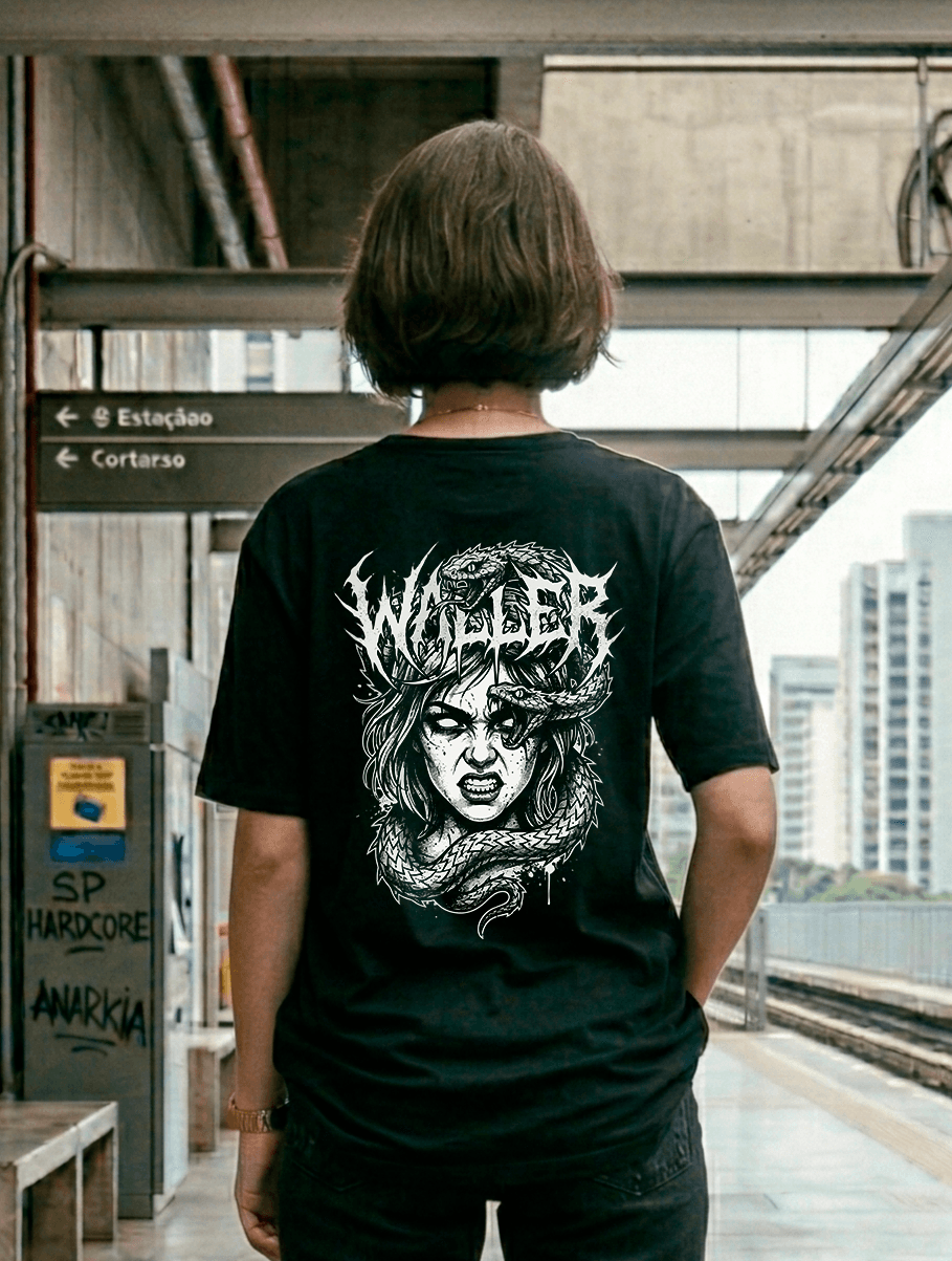 MULHER COM COBRA